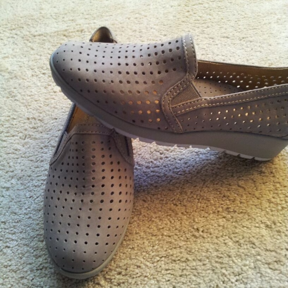 Gray/tanish looking Earth Loafers